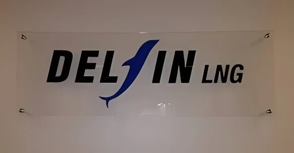 Detail tepi cutting sticker Oracal pada plat acrylic dengan warna solid.