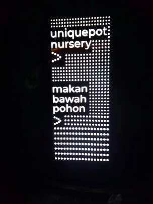 Ilustrasi pole sign sebagai penanda lokasi dari tepi jalan