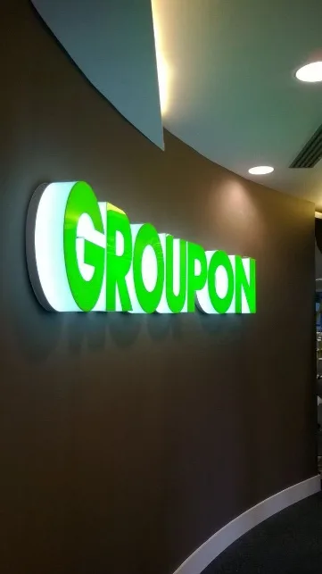 Inspirasi huruf timbul akrilik LED untuk signage cafe restoran pada dinding fasad
