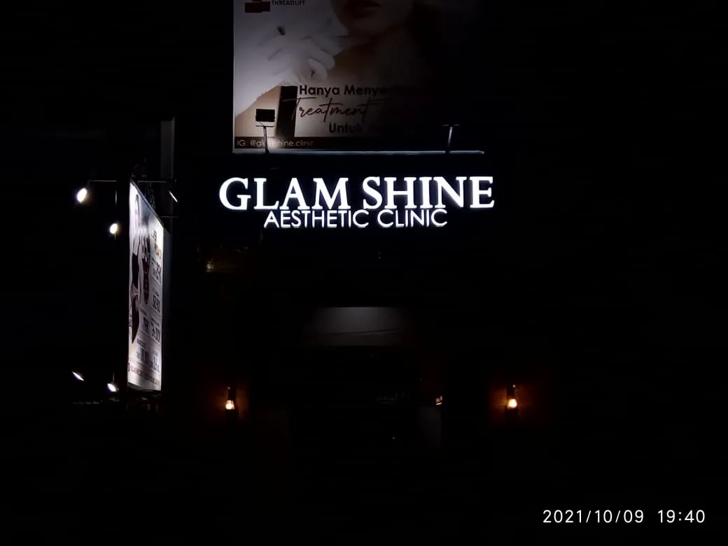 Teknisi memeriksa panel kelistrikan signage LED dengan peralatan yang sesuai.
