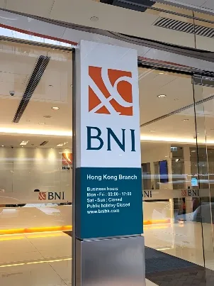 Pole sign outdoor dengan struktur tinggi dan rangka penyangga yang kokoh.
