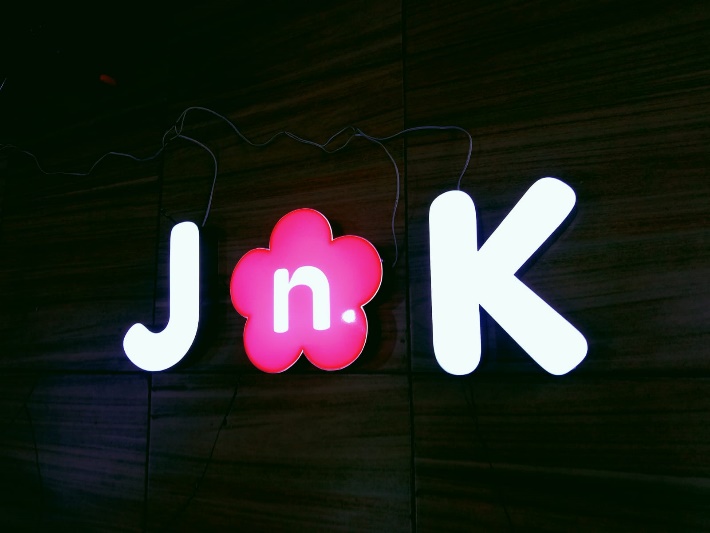 Huruf Timbul Acrylic Cover Plat Stainless Gold LED foto 3