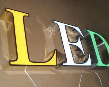 Huruf Timbul Acrylic Cover Plat Stainless Gold Plus Lis LED foto 2